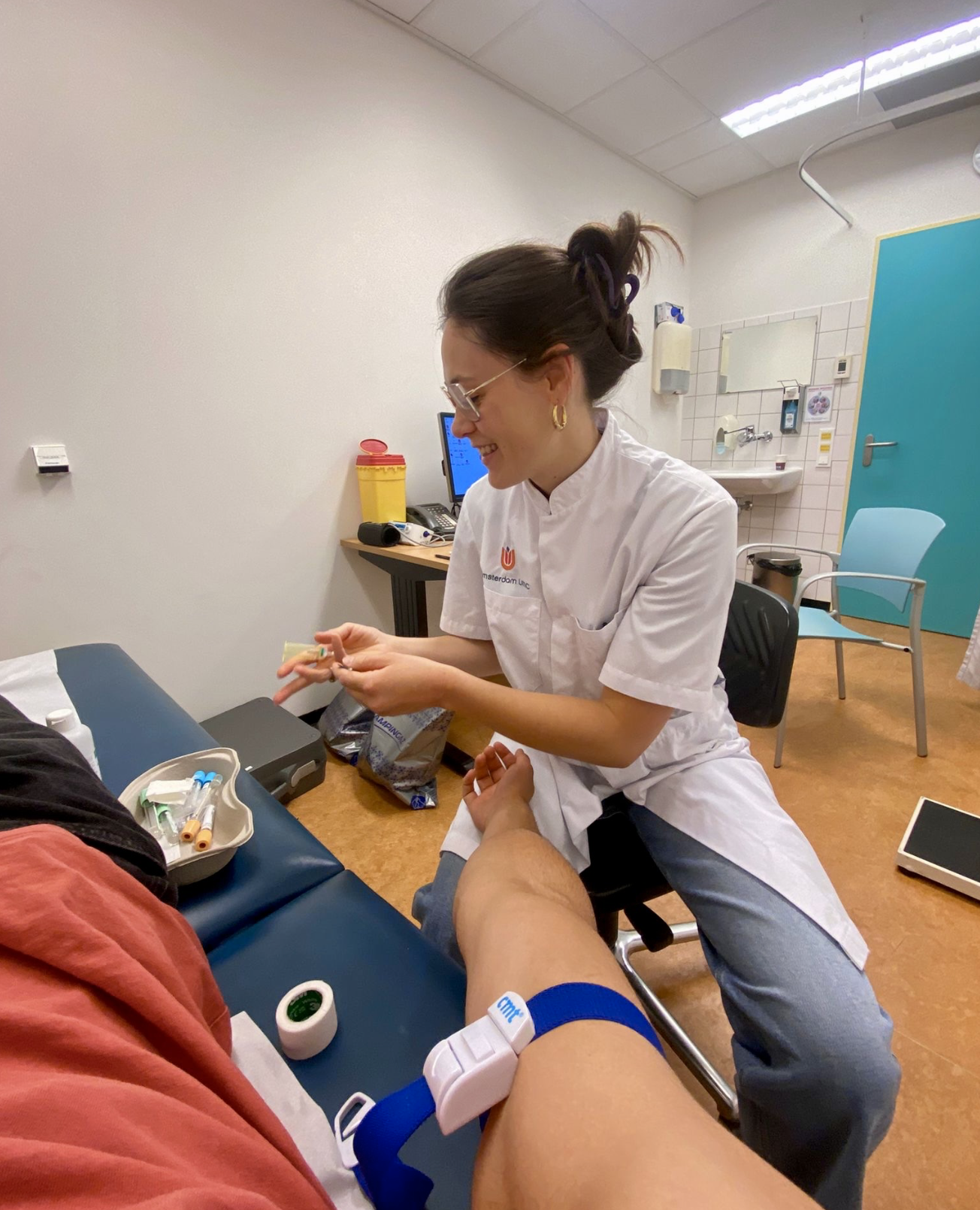 Alisa aan het werk (MicroHealth)